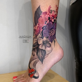 Серго Акопян, реализм тату, realism tattoo, цветной реализм, цветочная татуировка, тату в москве, реалистичная тату, тату на ноге, тату цветок